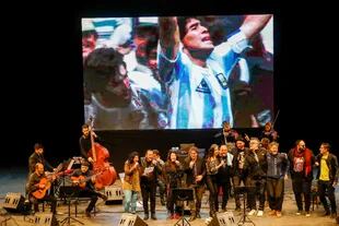 Para el final del homenaje tanguero a Maradona, todos los músicos reunidos sobre el escenario