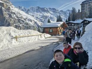 Disfrutando de la nieve con sus hijos en Mürren ( una localidad suiza situada en la comuna de Lauterbrunnen, en el cantón de Berna)