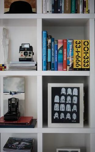 Un detalle de la biblioteca, en la que se ve una máquina Polaroid vintage y cientos de libros de diseño, otra de sus grandes pasiones