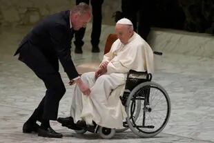 El papa Francisco tuvo problemas en su rodilla derecha este año 