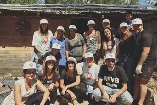 El equipo de voluntarios de Desde tu lugar realizando uno de los 200 proyectos solidarios