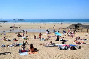 La gente se refresca en la playa durante una ola de calor en Saint-Malo, Francia el 24 de junio de 2020
