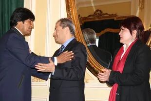 En 2011, el presidente Evo Morales le tomó juramento a Carlos Romero y a Claudia Peña como ministro de Gobierno y de Autonomías, respectivamente