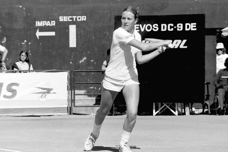 Emilse Raponi en la derrota ante la norteamericana Caroline Stoll, en la final del Abierto del Río de la Plata 1978