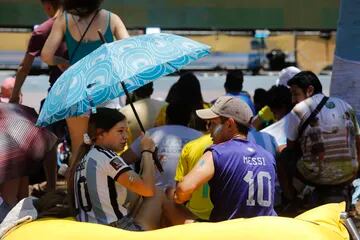 Paraguas para protegerse del sol en la previa del partido de Argentina y Países Bajos en Parque Centenario