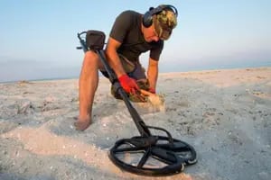 Salieron a caminar con sus detectores de metales en una playa y hallaron un tesoro de 300 años de antigüedad