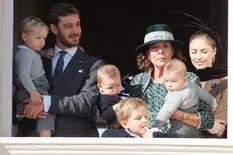 La princesa Carolina presentó a sus tres nietos menores en el balcón del palacio