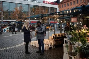 Comprando flores con una tarjeta en un mercado en Estocolmo, Suecia,