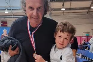 Daniel, junto a su nieto, Tomi.