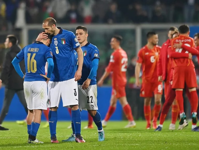 Alessandro Florenzi es consolado por su compañero de equipo Giorgio Chiellini después de la derrota de Italia ante Macedonia del Norte. 