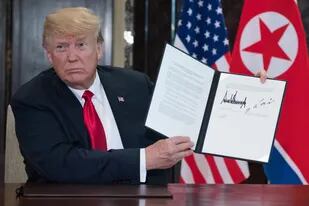 Donald Trump y Kim Jong-un firmaron un acuerdo que aspira a "comenzar el proceso de desnuclearización muy rápido"
