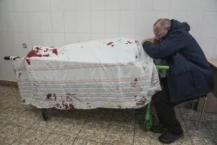 Serhii, padre del adolescente Iliya, llora sobre el cuerpo sin vida de su hijo que yace en una camilla en un hospital de maternidad convertido en sala médica en Mariupol, Ucrania, el 2 de marzo de 2022.