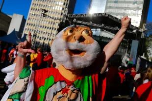 Un partidario de Lula da Silva lleva una máscara con su rostro durante un acto de campaña en Porto Alegre (Archivo)