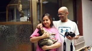 Elen Tanaka y Cássio da Silva cuidan actualmente de 100 gatos en un apartamento que alquilaron para albergar a los animales