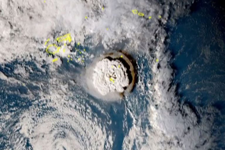 A grab taken from footage by Japan's Himawari-8 satellite and released by the National Institute of Information and Communications (Japan) on January 15, 2022 shows the volcanic eruption that provoked a tsunami in Tonga. - The eruption was so intense it was heard as "loud thunder sounds" in Fiji more than 800 kilometres (500 miles) away. (Photo by Handout / NATIONAL INSTITUTE OF INFORMATION AND COMMUNICATIONS (JAPAN) / AFP) / RESTRICTED TO EDITORIAL USE - MANDATORY CREDIT "AFP PHOTO / NATIONAL INSTITUTE OF INFORMATION AND COMMUNICATIONS (JAPAN) " - NO MARKETING - NO ADVERTISING CAMPAIGNS - DISTRIBUTED AS A SERVICE TO CLIENTS