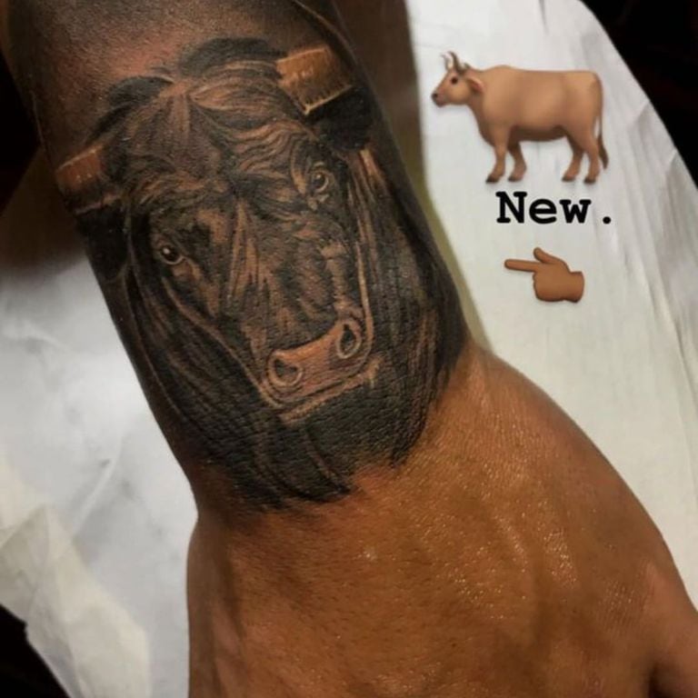 El tatuaje de un toro que tiene Lautaro Martínez en su brazo