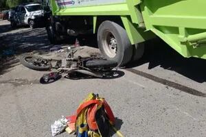 Viajaba en moto con sus dos hijos y chocó contra un camión de basura