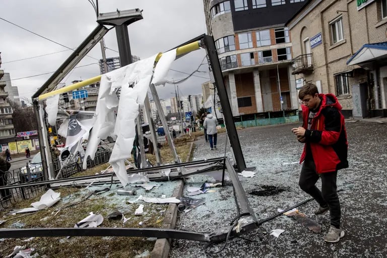 Daños por los bombardeos rusos en Kiev. (Photo by Chris McGrath/Getty Images)