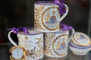 Subastan miles de tazas y platos del Jubileo de Isabel II por un error ortográfico