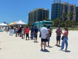 La ciudad de Miami Beach instaló ayer un vacunatorio móvil sobre la arena, cercano a la peatonal turística de Lincoln Road. El comisionado de la ciudad, David Richardson anunció que el operativo se repetirá nuevamente el próximo fin de semana