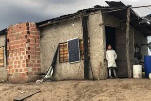 A la casa de Joselin que recién terminaron de construir, todavía le faltan las ventanas, poder tener el baño adentro y una habitación más; tienen paneles solares, cocina a garrafa y el agua la tienen que comprar en bidones