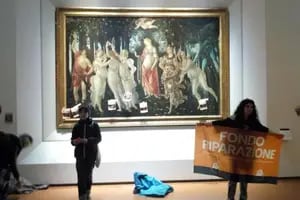Vandalizaron “La primavera” con pegatinas y banderas en la Galería Uffizi de Florencia