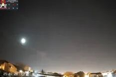 El momento en el que un meteorito cruza el cielo sobre Rosario