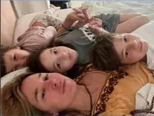 Dolores y una selfie espontánea con tres de sus cinco hijos
