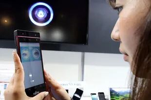 Junto a la operadora NTT DoCoMo, Fujitsu anunció el lanzamiento de su teléfono Arrows NX-F04G, equipado con un lector de retina para autorizar pagos móviles y desbloquear la pantalla del smartphone