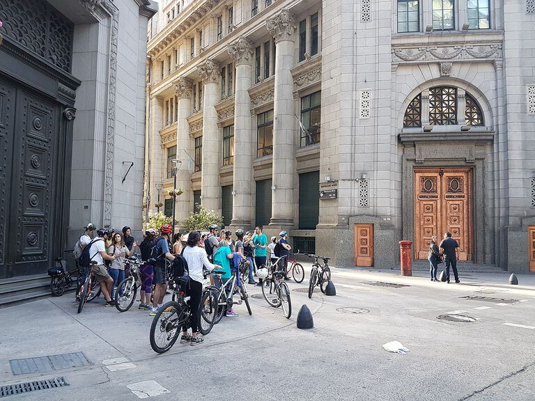 Recorrer en bicicleta el microcentro porteño un día de fin de semana permite reparar en los edificios emblemáticos de la ciudad. Es una de las propuestas de Open Bici