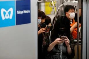 Desde la época de la gripe española, en 1918, las mascarillas se volvieron sumamente populares en Japón. Hoy con el auge del nuevo coronavirus se vuelven nuevamente necesarias (Foto: EFE)
