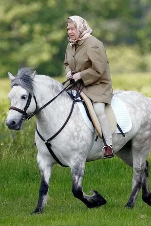 La reina volvió a montar a caballo a sus 96 años