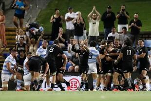 Jugadores de los All Blacks festejan luego del try de Ardie Savea durante el partido que disputan frente a Los Pumas por el Tri-Nations en Newcastle, Australia.