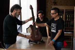 Creativos y luthiers: Alejandro Garro, Juan Ures y Nika Aybar, en la previa de la presentación oficial de las guitarras híbridas en la embajada argentina de Londres