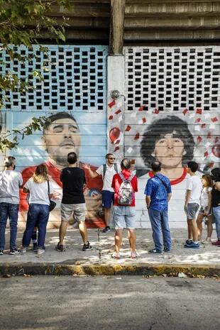 Las fotos de dos extremos de la vida de Maradona se transformaron en un mural sobre la calle Juan Agustín García