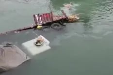 Decenas de personas se tiraron al río para robar la mercadería de un camión que cayó al agua