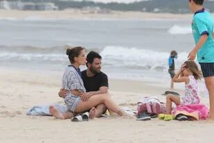 A pesar del día nublado, la modelo Ivana Figueiras pasó un ratito por la playa junto a su familia