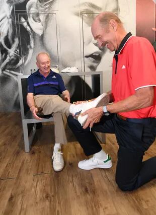 En 2017, en Melbourne, risas entre leyendas: Stan Smith colocándole a Rod Laver un modelo del calzado deportivo que lleva su nombre desde hace más de 50 años.