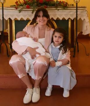 Isabel Macedo con sus dos hijas 
