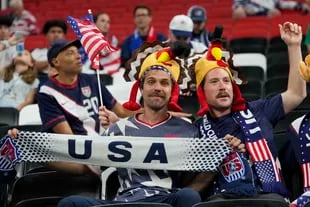 Fanáticos de la selección de EE. UU. animan a su equipo antes del partido de fútbol del grupo B de la Copa Mundial entre Inglaterra y Estados Unidos, en el estadio Al Bayt en Al Khor,