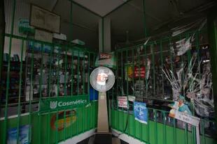 Una farmacia sin luz en el barrio de Flores