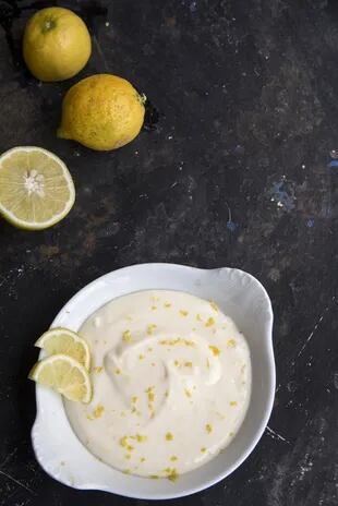 La mousse fría de limón se sirve con salsa de fruta de sauco o de zarzamoras, o simplemente rociado con berries.