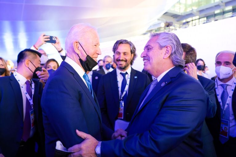 Joe Biden y Alberto Fernández, en un fugaz saludo durante la cumbre del G-20, en Roma, el sábado pasado