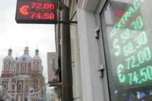 El valor del rublo se redujo a la mitad este año, más o menos en línea con la caída del precio del petróleo