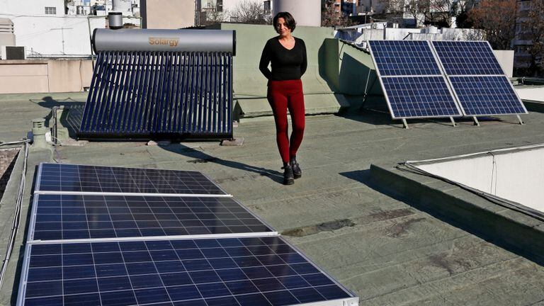 El termotanque y los paneles solares, en la terraza de Karina López Vargas