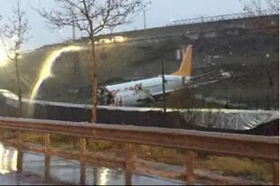 El avión salió completamente de la pista de aterrizaje y se partió en tres pedazos
