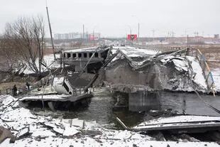 Un puente destruido en Irpin, Ucrania. El primer escenario tiene que ver con la continuidad y escalada de la guerra