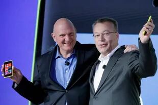 Steven Ballmer, saliente CEO de Microsoft, y Stephen Elop, actual CEO de Nokia