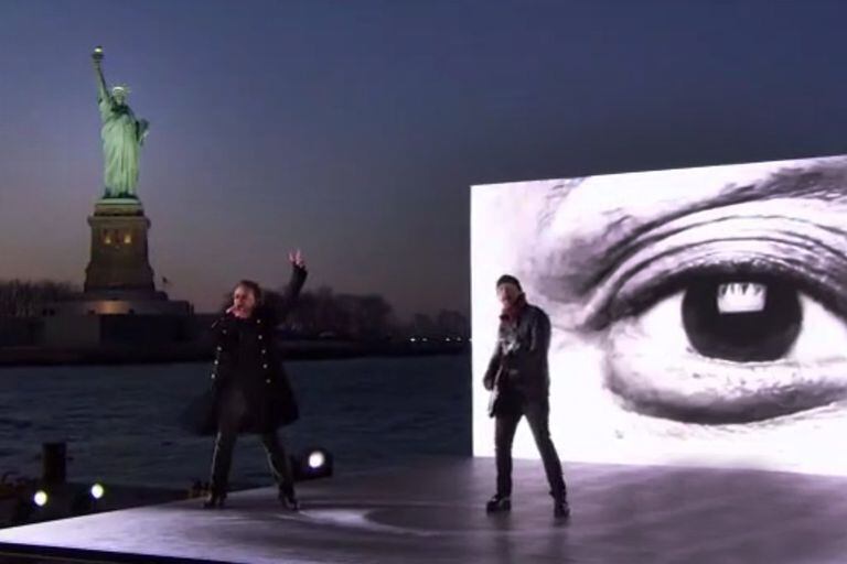 U2, dentro y fuera del Madison Square Garden. Tras el cameo de Bono y The Edge en la apertura de la ceremonia a cargo de Kendrick Lamar, los irlandeses montaron una gran puesta en escena a orillas del río Hudson y con la Estatua de la Libertad como testigo privilegiada.