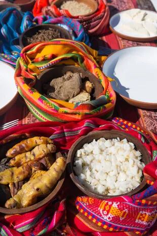 Algunas de las delicias de un típico almuerzo aimara: tubérculos, maíz, carne y quesos.